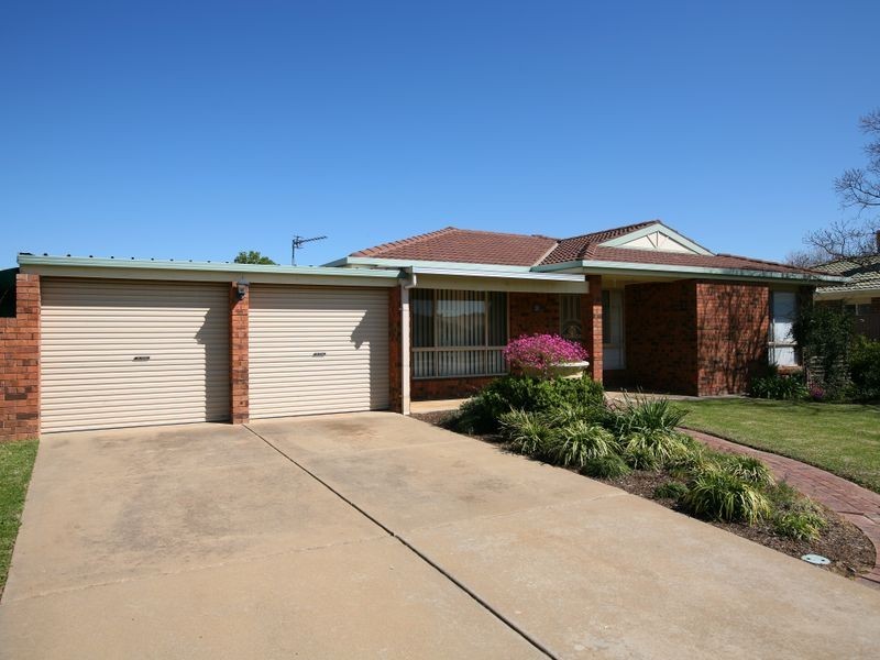 11 Langi Crescent, Glenfield Park NSW 2650