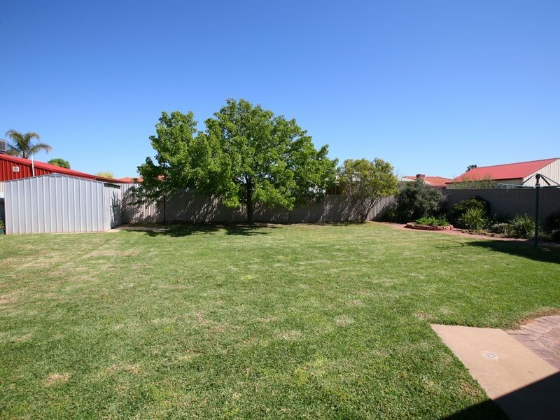 11 Langi Crescent, Glenfield Park NSW 2650