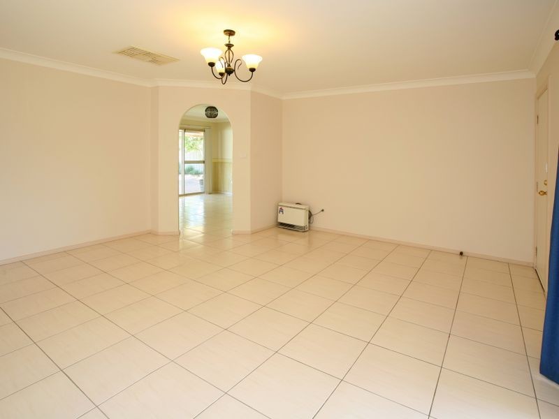 11 Langi Crescent, Glenfield Park NSW 2650