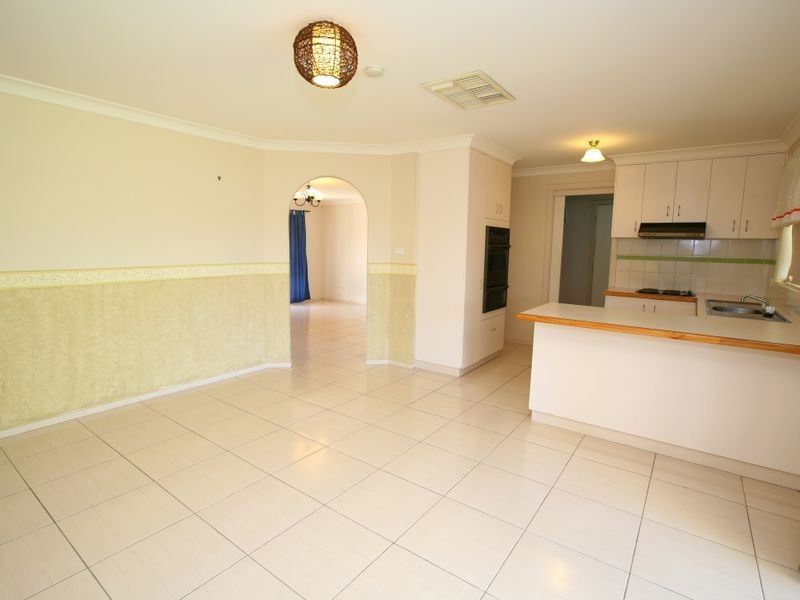 11 Langi Crescent, Glenfield Park NSW 2650