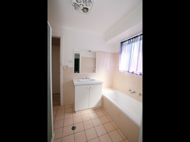 11 Langi Crescent, Glenfield Park NSW 2650