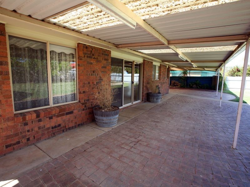 11 Langi Crescent, Glenfield Park NSW 2650