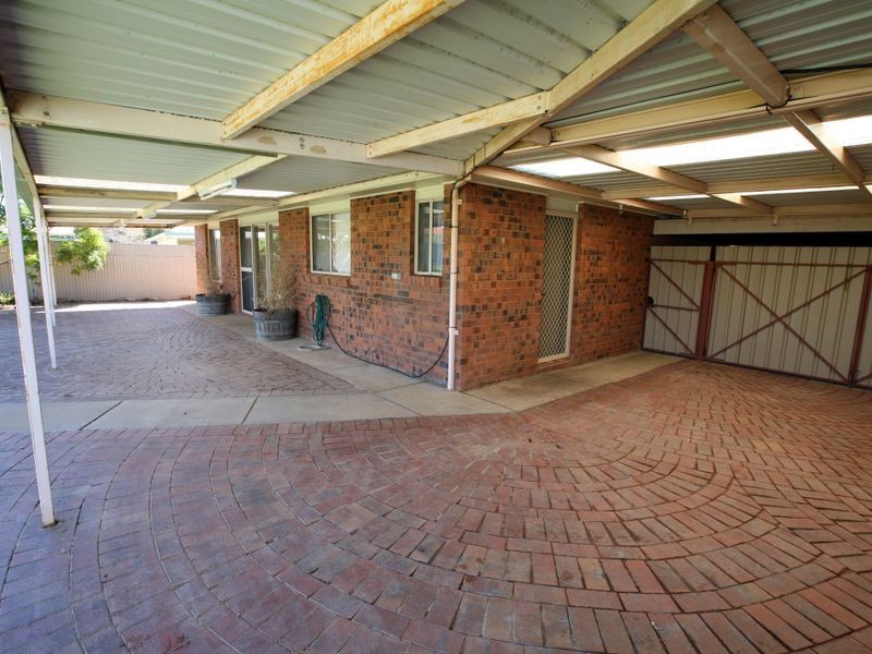 11 Langi Crescent, Glenfield Park NSW 2650