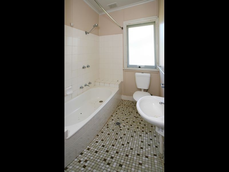 21 Tichborne Crescent, Kooringal NSW 2650