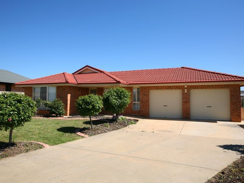 2 Woomera Place, Glenfield Park NSW 2650