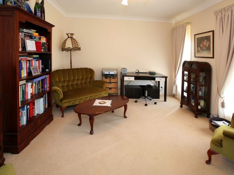 2 Woomera Place, Glenfield Park NSW 2650