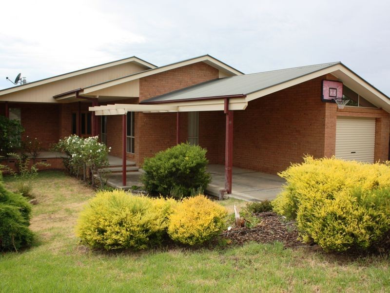 9 Keane Place, Kooringal NSW 2650