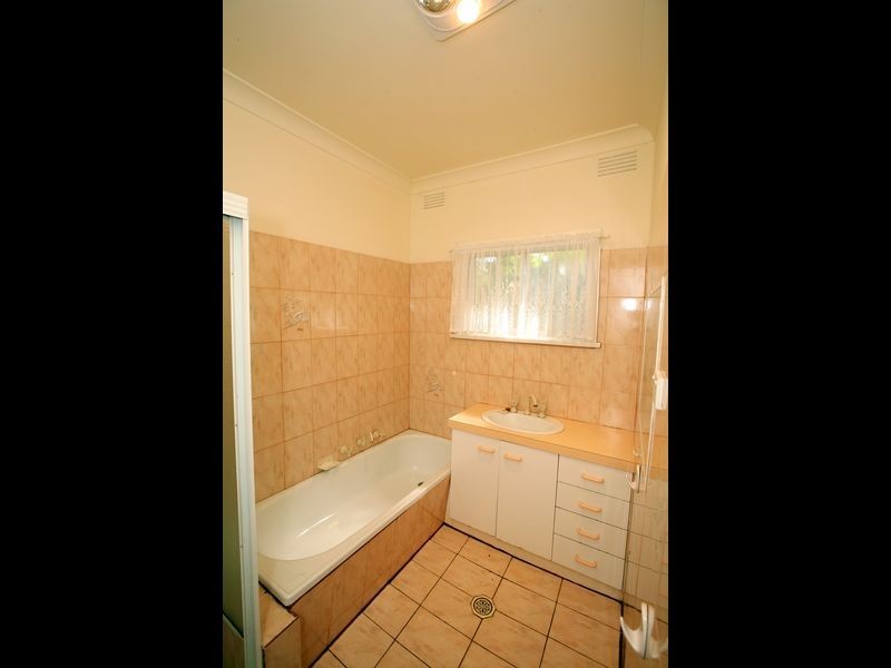 6 Ziegler Avenue, Kooringal NSW 2650