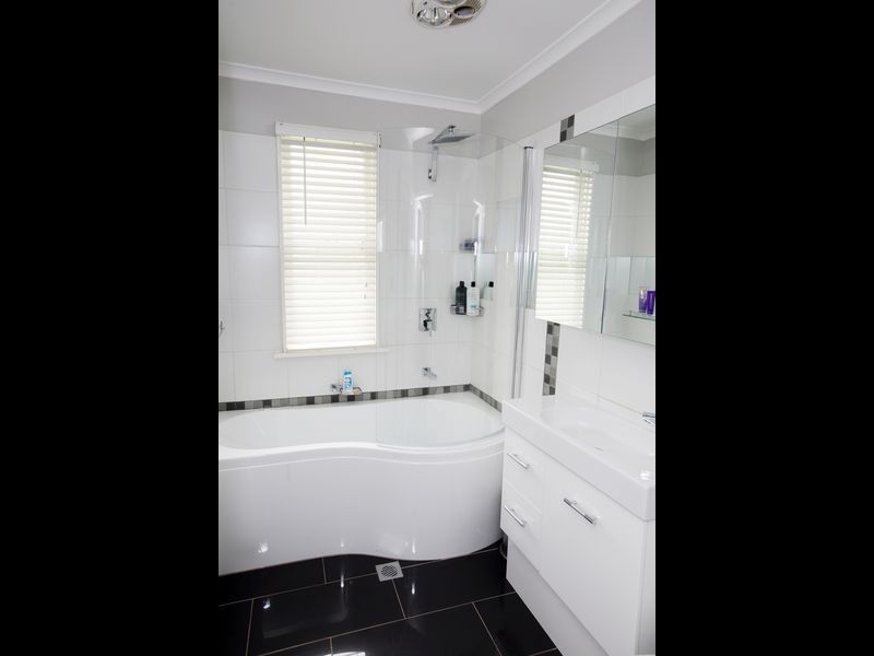 30 Gilmore Avenue, Mount Austin NSW 2650