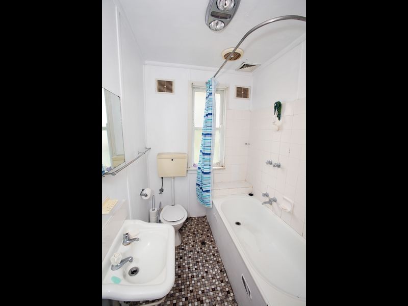 44 Gilmore Avenue, Mount Austin NSW 2650