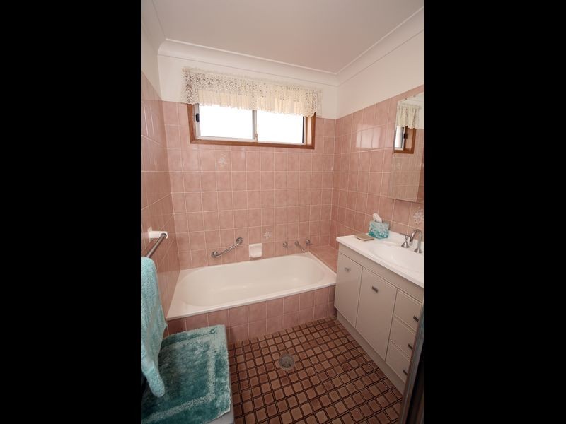 1/1 Roosevelt Avenue, Tolland NSW 2650