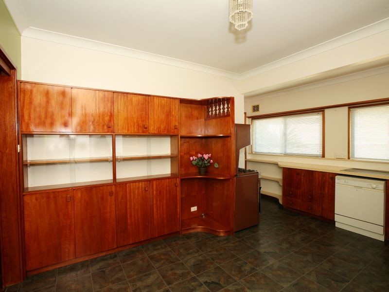 6 Charleville Road, Turvey Park NSW 2650
