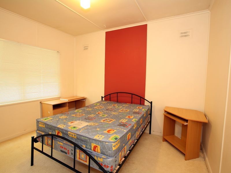 6 Charleville Road, Turvey Park NSW 2650