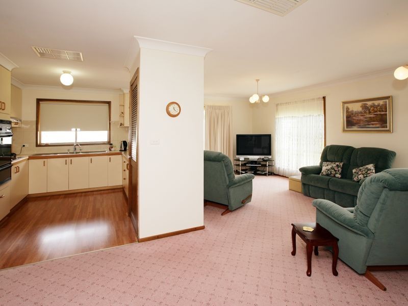 18 Amaroo Street, Kooringal NSW 2650