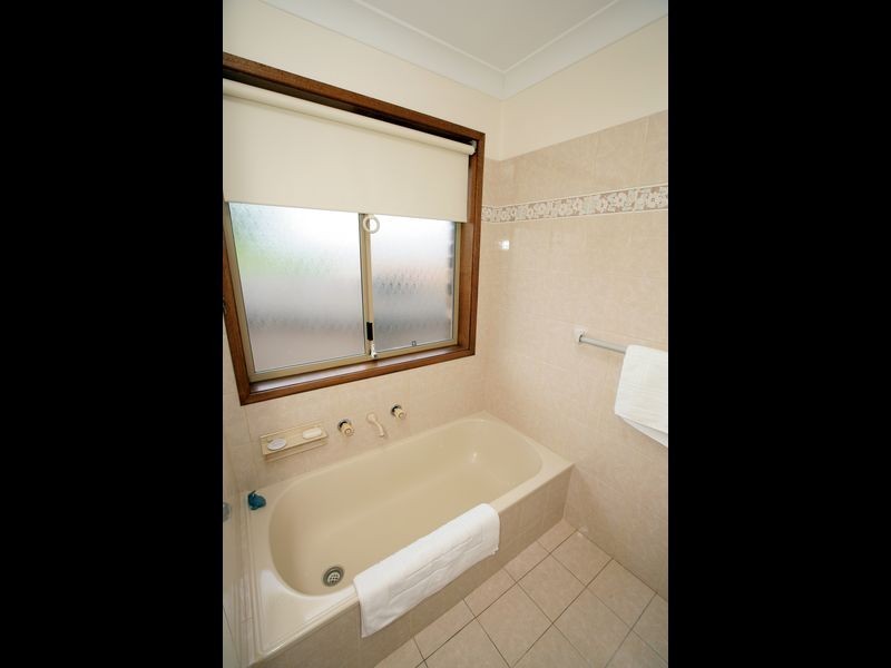 18 Amaroo Street, Kooringal NSW 2650