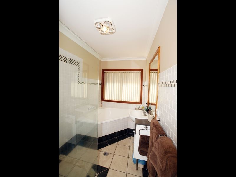 70 Yentoo Drive, Glenfield Park NSW 2650