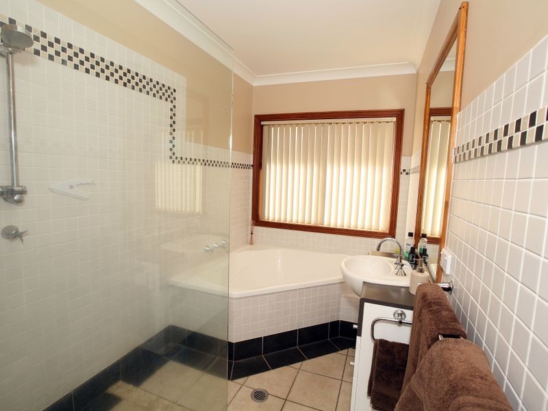 70 Yentoo Drive, Glenfield Park NSW 2650