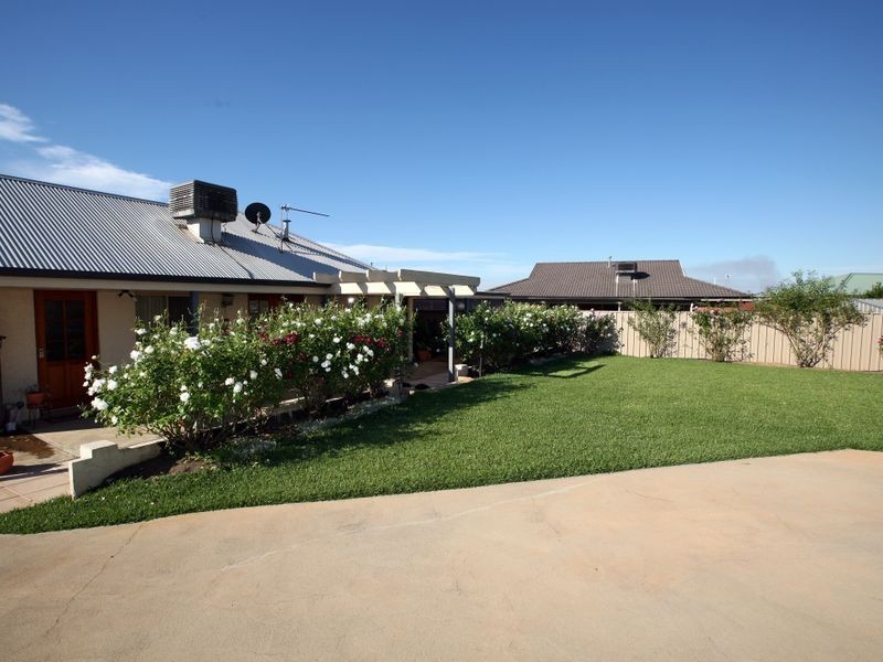 70 Yentoo Drive, Glenfield Park NSW 2650