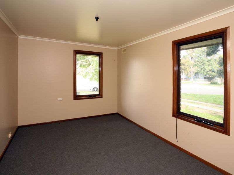 6 Flynn Place, Tolland NSW 2650