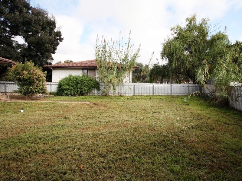 6 Flynn Place, Tolland NSW 2650