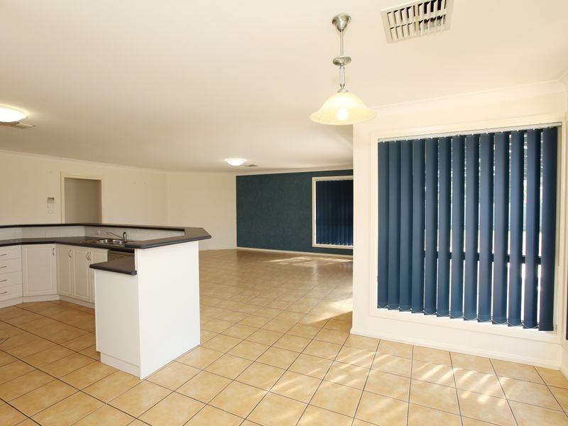 67 Jack Avenue, Mount Austin NSW 2650