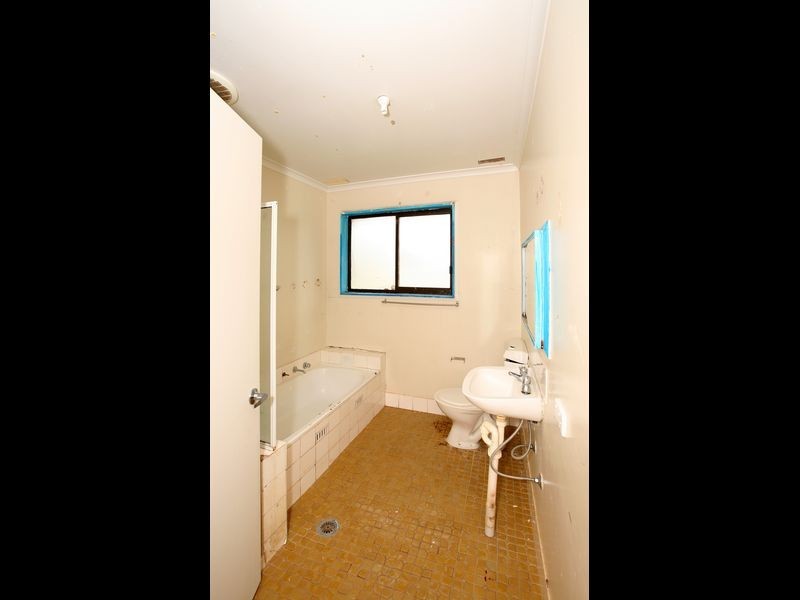 11 Dennis Crescent, Tolland NSW 2650