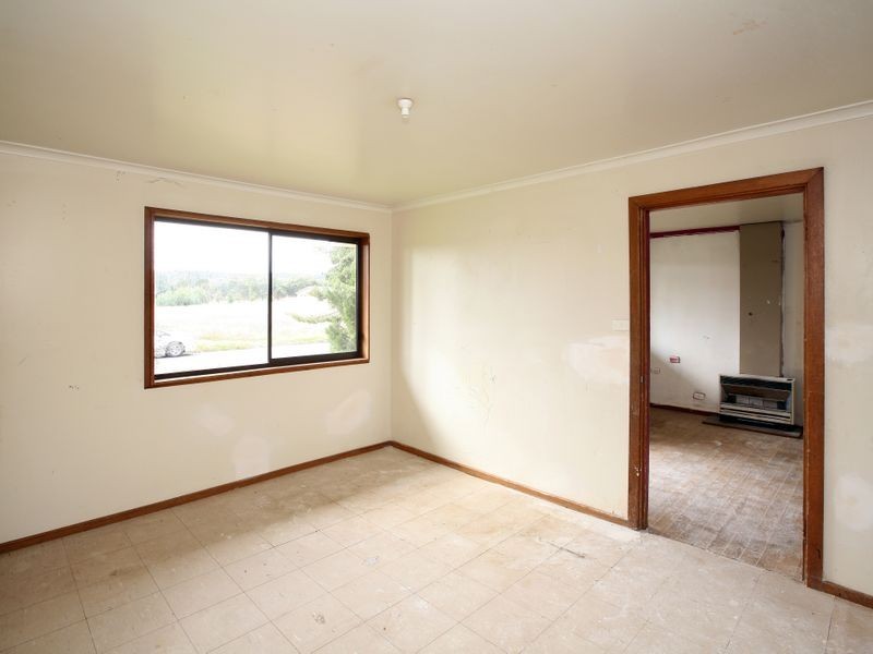 11 Dennis Crescent, Tolland NSW 2650