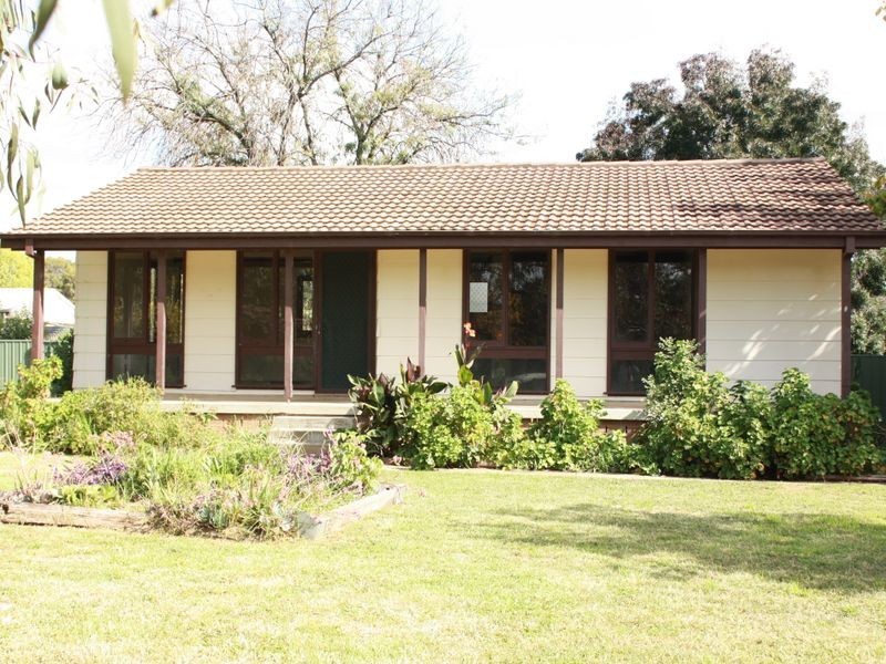 5 Meads Place, Mount Austin NSW 2650