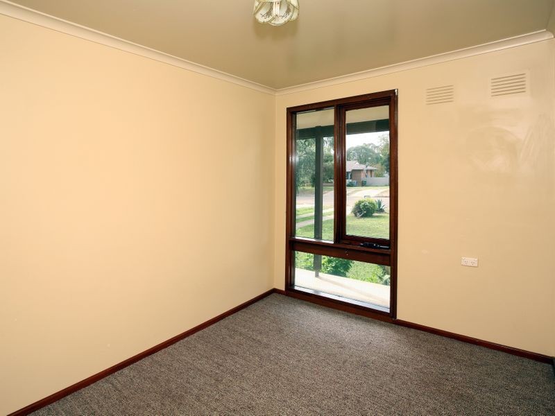 5 Meads Place, Mount Austin NSW 2650