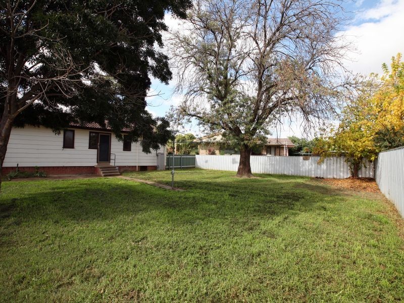 5 Meads Place, Mount Austin NSW 2650