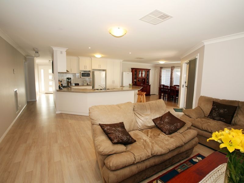 27 Barrima Drive, Glenfield Park NSW 2650
