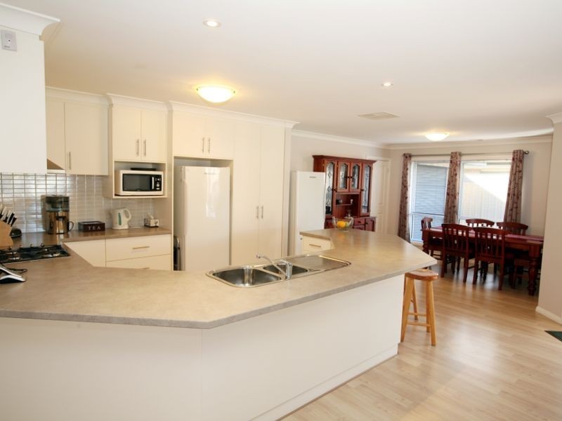 27 Barrima Drive, Glenfield Park NSW 2650