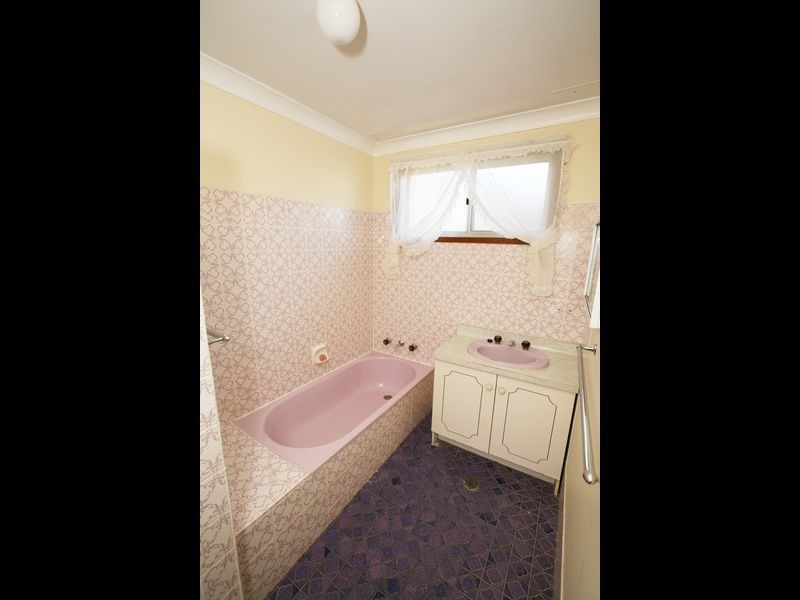 476 Lake Albert Road, Lake Albert NSW 2650