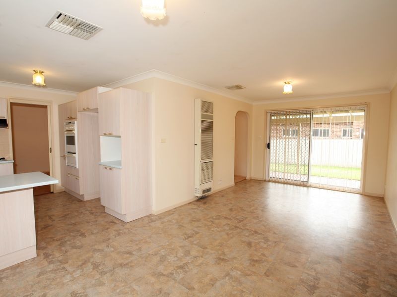13 Kenneally Street, Kooringal NSW 2650
