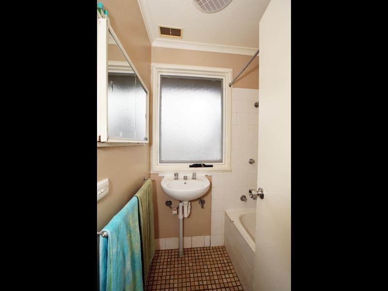 6 Flynn Place, Tolland NSW 2650