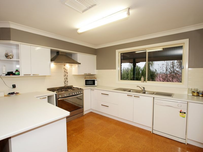 6 Loru Place, Kooringal NSW 2650