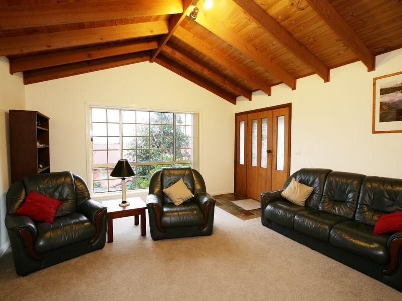 6 Loru Place, Kooringal NSW 2650