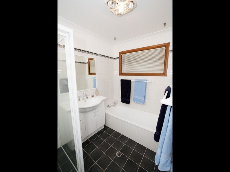 6 Loru Place, Kooringal NSW 2650