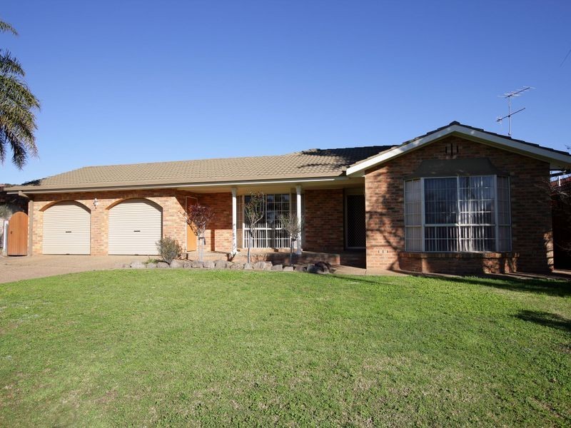 105 Balleroo Crescent, Glenfield Park NSW 2650