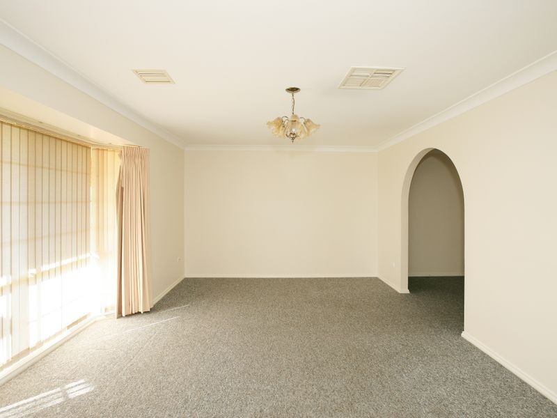 105 Balleroo Crescent, Glenfield Park NSW 2650