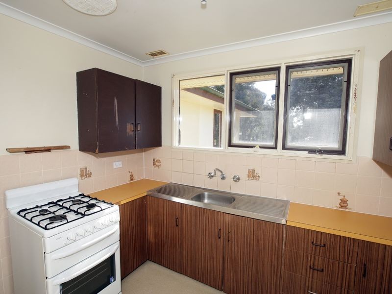 11 Oliver Place, Tolland NSW 2650