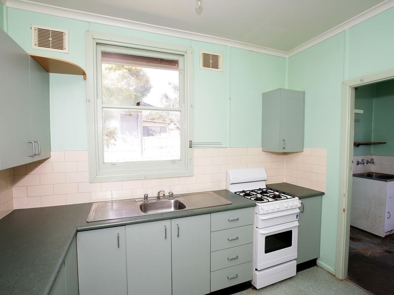 16 Phillip Avenue, Mount Austin NSW 2650