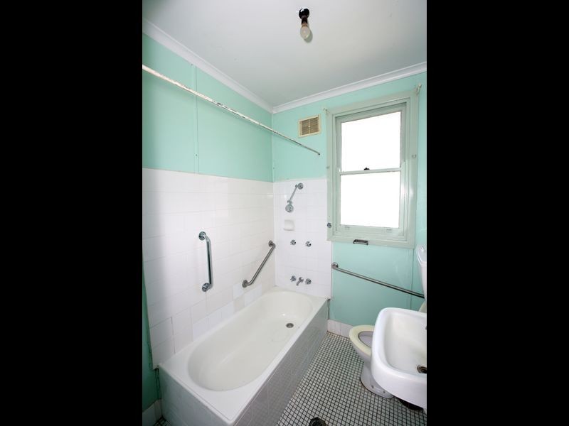 16 Phillip Avenue, Mount Austin NSW 2650