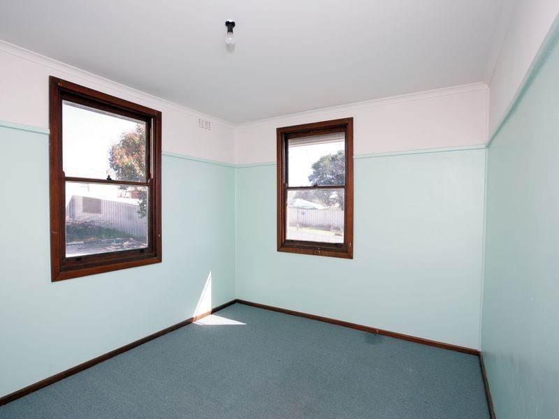 16 Phillip Avenue, Mount Austin NSW 2650