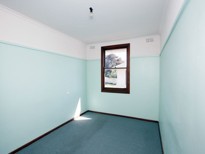 16 Phillip Avenue, Mount Austin NSW 2650