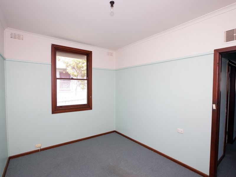 16 Phillip Avenue, Mount Austin NSW 2650