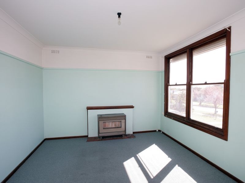 16 Phillip Avenue, Mount Austin NSW 2650