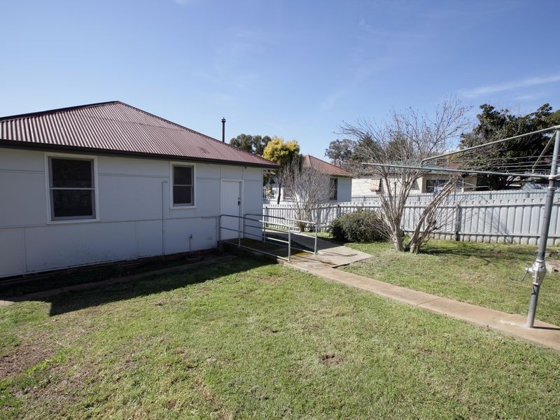 16 Phillip Avenue, Mount Austin NSW 2650