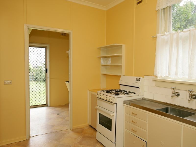 18 Spooner Avenue, Mount Austin NSW 2650