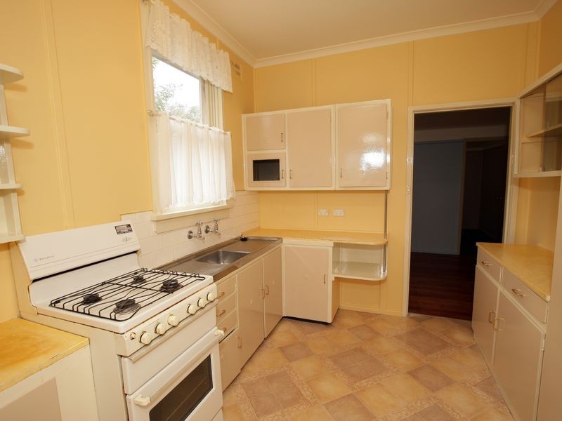 18 Spooner Avenue, Mount Austin NSW 2650